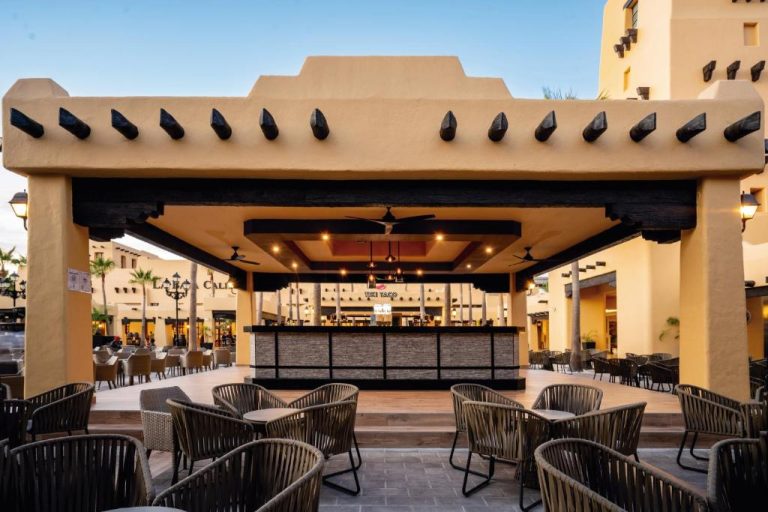 Bar Tiki Taco con terraza y mesas al aire libre en el hotel Riu Santa Fe All Inclusive en Los Cabos