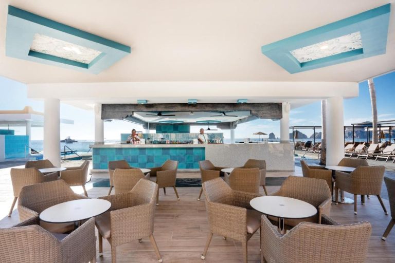 Bar junto a la piscina con vistas al mar del Hotel Riu Santa Fe All Inclusive en Los Cabos