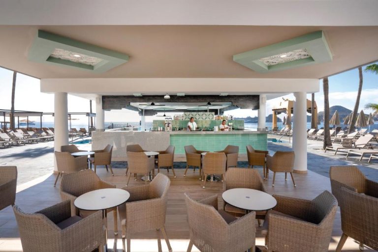 Bar junto a la piscina con vistas al mar en el Hotel Riu Santa Fe All Inclusive en Los Cabos
