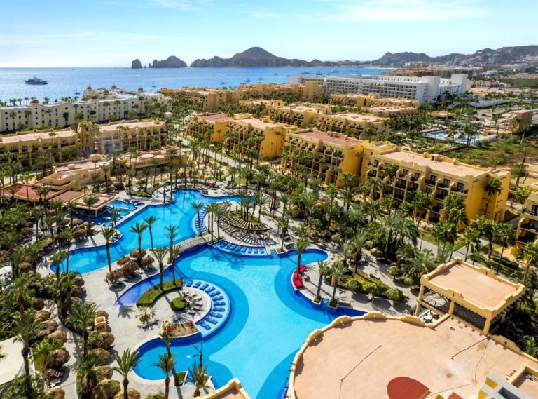 Vista aérea de la piscina laguna del Hotel Riu Santa Fe All Inclusive en Los Cabos, México