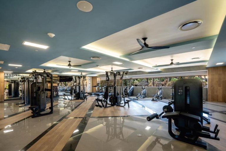 Gimnasio completamente equipado con máquinas de musculación y cardio en el Hotel Riu Santa Fe All Inclusive