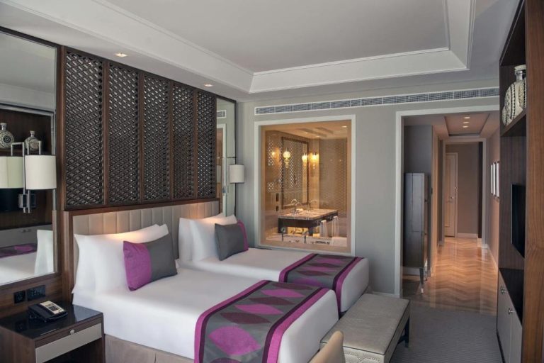 Habitación twin de lujo con baño integrado y decoración árabe en el Taj Dubai