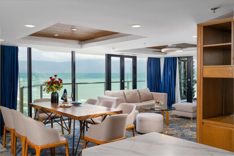 Salón comedor de lujo con vistas panorámicas al mar turquesa en Sala Danang Beach Hotel