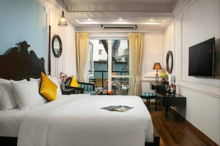 Habitación deluxe con cama doble, balcón exterior y decoración colonial en San Boutique Hotel & Travel