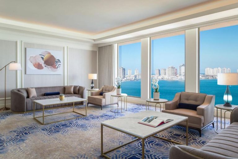 Lujoso salón de suite con vistas al mar y skyline en The St. Regis Doha, Qatar