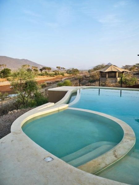 Piscina infinity con vistas a la sabana africana en Surana Buffalo Springs, con gazebo y paisaje de montañas