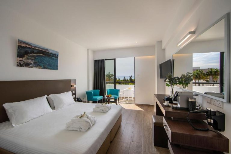 Habitación doble con cama king, terraza y vistas al mar en el Christofinia Hotel