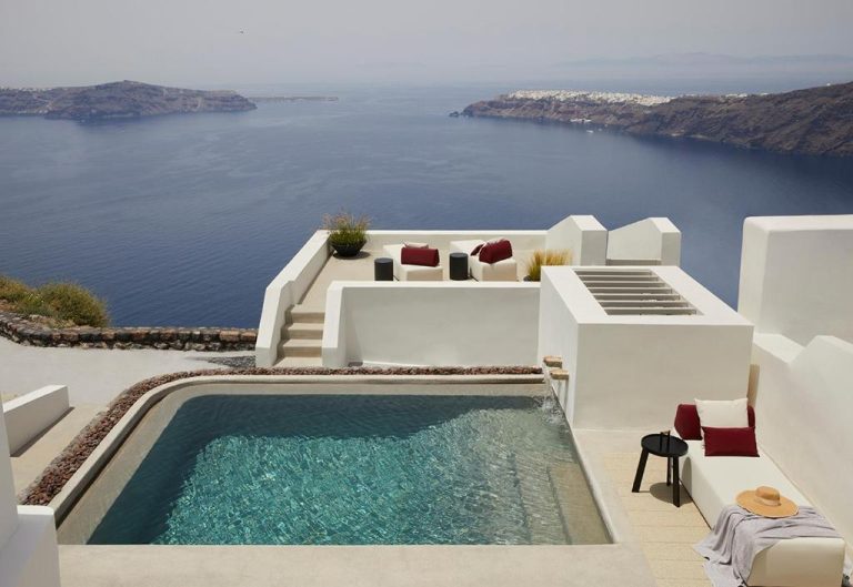 Piscina privada con vistas a la caldera volcánica en Atoles Retreat, Santorini