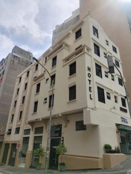 Fachada exterior del Hotel Paris, edificio blanco de varios pisos ubicado en esquina urbana