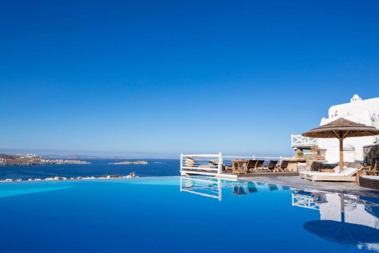 Piscina infinita con vistas al mar Egeo del Vencia Boutique Hotel en Mykonos