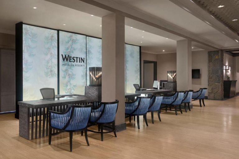 Recepción y lobby elegante del The Westin Turtle Bay Resort & Spa en Mauricio con sillas azules