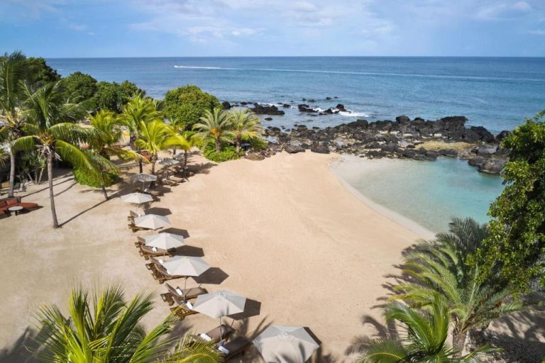 Playa privada con tumbonas y sombrillas del The Westin Turtle Bay Resort & Spa en Mauricio