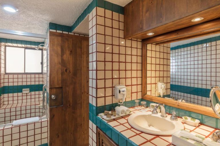 Baño clásico con azulejos bicolores y encimera de mosaico en Solmar Resort All Inclusive