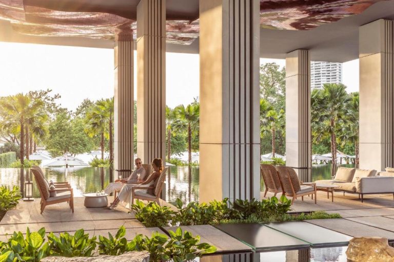 Terraza exterior con piscina infinita y zona lounge del Four Seasons Hotel Bangkok at Chao Phraya River