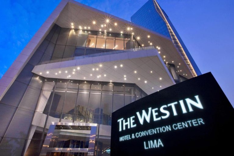 Fachada exterior iluminada del The Westin Lima Hotel & Convention Center al anochecer