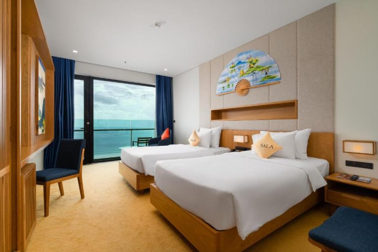 Habitación twin con vistas al mar y balcón en Sala Danang Beach Hotel, Vietnam