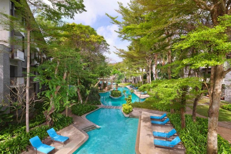 Piscina laguna rodeada de jardines tropicales en Courtyard by Marriott Bali Nusa Dua Resort