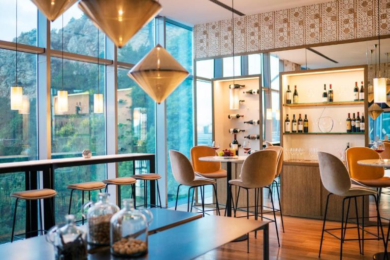 Bar de vinos con diseño moderno y vistas a la naturaleza en el Hotel Bellevue Dubrovnik