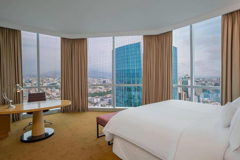 Habitación de lujo con cama king y vista panorámica a los rascacielos de Lima en The Westin Lima Hotel