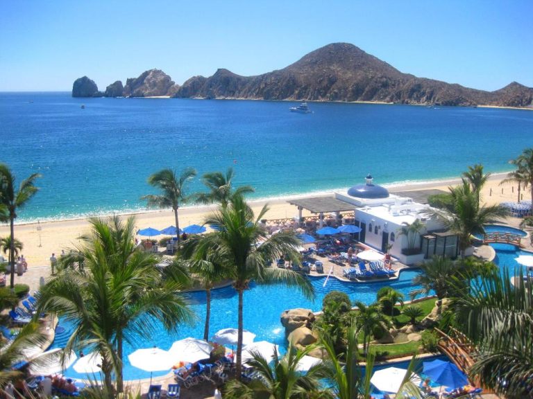 Piscina exterior con vistas al mar y playa del Pueblo Bonito Los Cabos Blanco Beach Resort All Inclusive