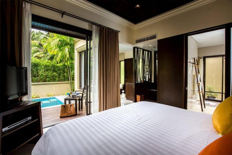 Habitación de villa con acceso directo a piscina privada rodeada de vegetación tropical en TUI BLUE The Passage Samui