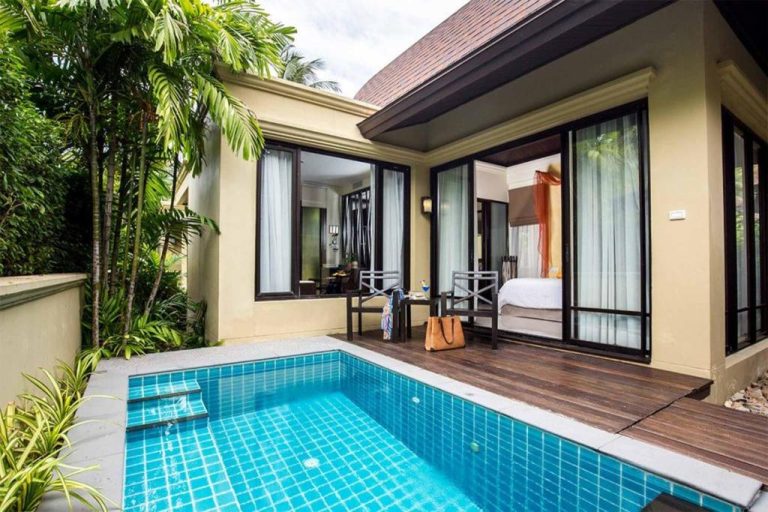 Villa con piscina privada y terraza de madera en TUI BLUE The Passage Samui Pool Villas Resort