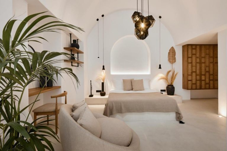 Suite de lujo con cama empotrada en arco y decoración boho en U & Me Suites Santorini