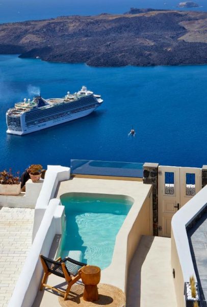 Piscina privada con vistas a la caldera y crucero en el mar en U & Me Suites Santorini