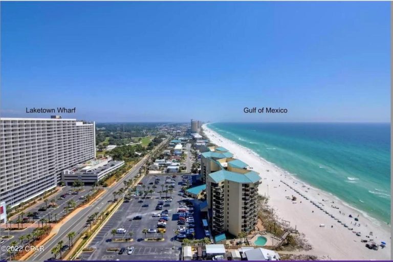 Vista aérea del Laketown Wharf Resort con playa blanca y aguas turquesas del Golfo de México