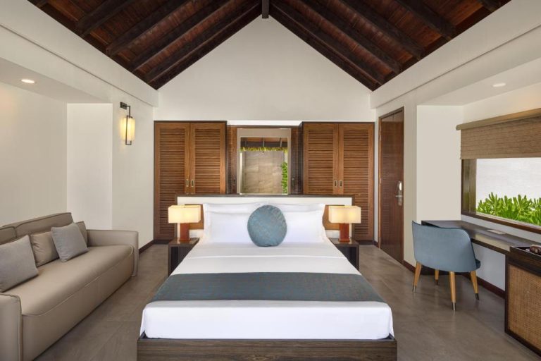 Habitación villa de lujo con techo de madera y cama doble en NOOE Maldives Kunaavashi