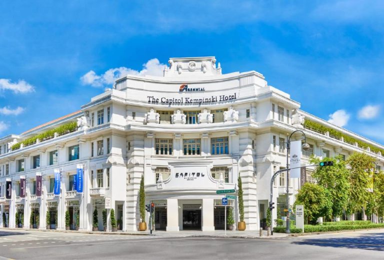 Fachada exterior del The Capitol Kempinski Hotel Singapore, edificio colonial blanco en el centro de la ciudad