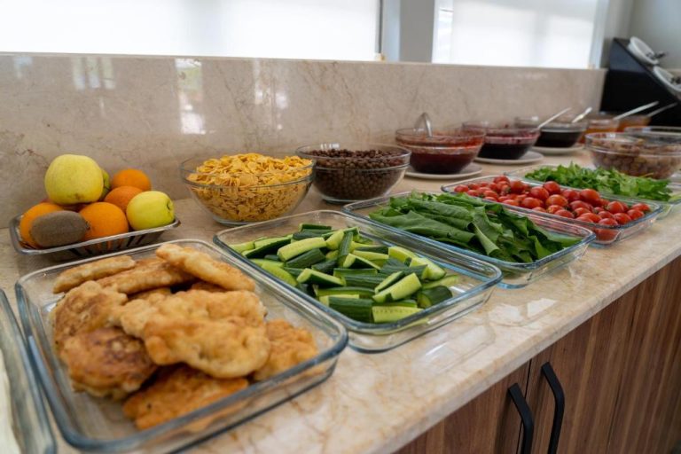 Buffet de desayuno con verduras frescas, frutas y cereales en el Eroglu City Hotel