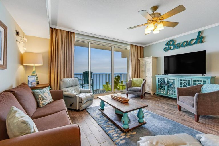 Sala de estar con vistas al mar y balcón en Shores of Panama 2030, decoración costera turquesa