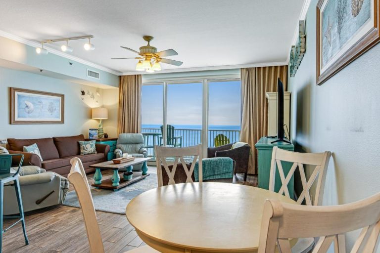 Salón con comedor y vistas al mar desde el balcón en Shores of Panama 2030, Panama City Beach