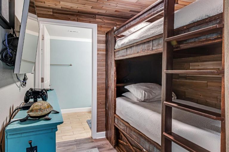 Habitación con literas de madera rústica y decoración náutica en Shores of Panama 2030