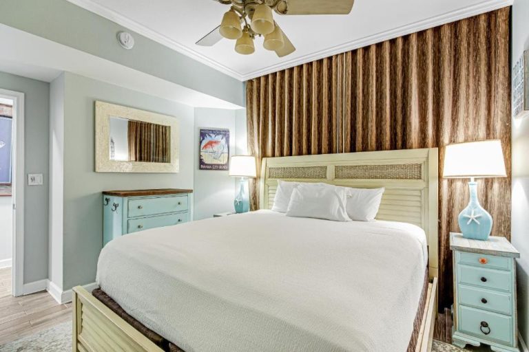 Habitación con cama king size y decoración costera en Shores of Panama 2030 en Panama City Beach