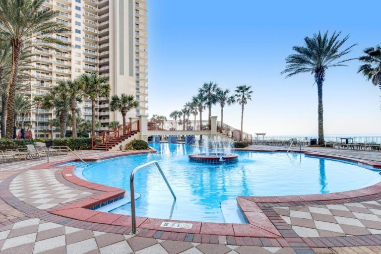 Piscina exterior con fuente central y vistas al mar en Shores of Panama 2030 en Panama City Beach