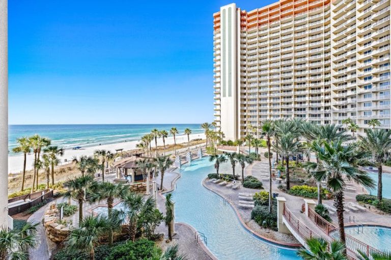 Piscina laguna tropical con palmeras y vista al mar en Shores of Panama 2030 en Panama City Beach
