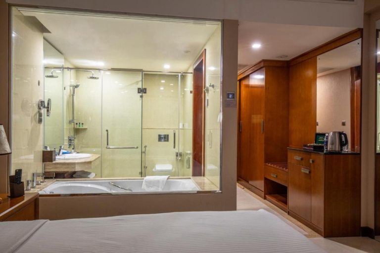 Habitación de lujo con bañera jacuzzi y ducha de cristal en el Hotel Marino Beach Colombo