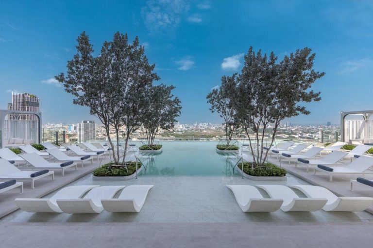 Piscina infinita con vistas panorámicas de Bangkok en el Eastin Grand Hotel Phayathai