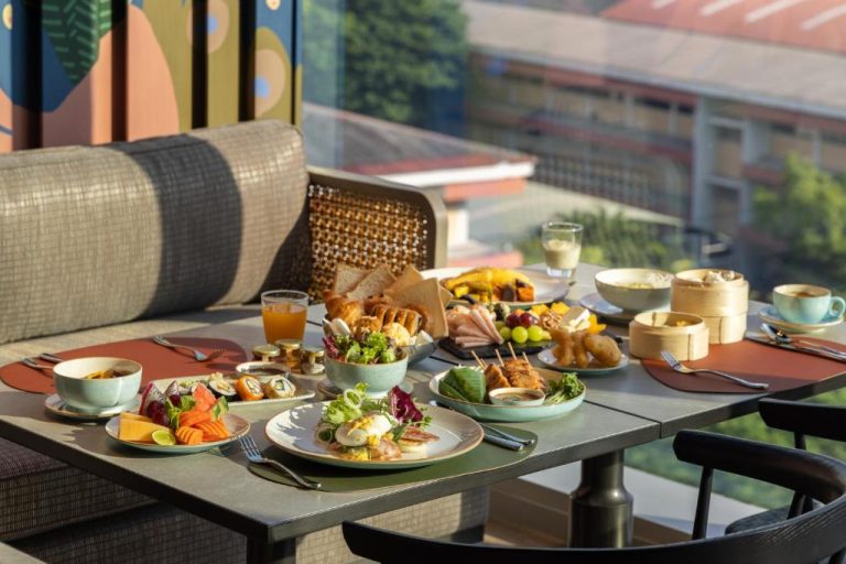 Desayuno buffet variado en terraza con vistas del Eastin Grand Hotel Phayathai Bangkok