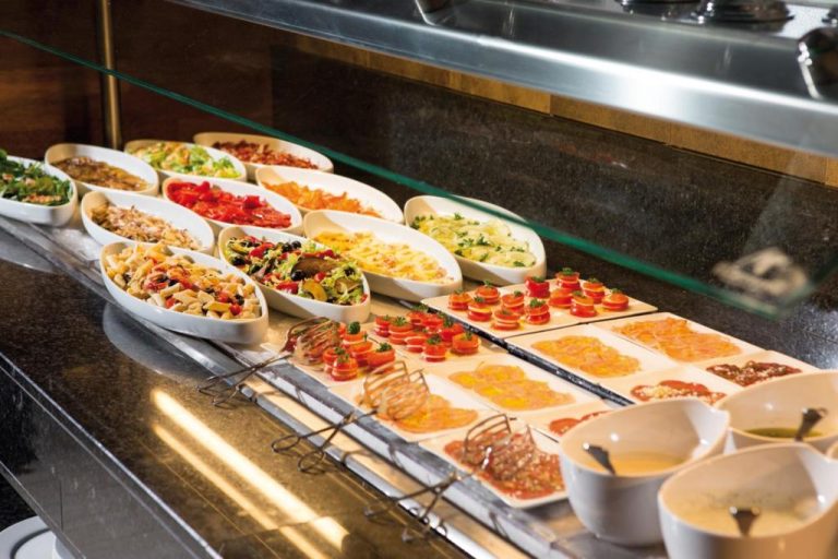 Amplio buffet de ensaladas y platos fríos variados en el restaurante del Riu Santa Fe All Inclusive