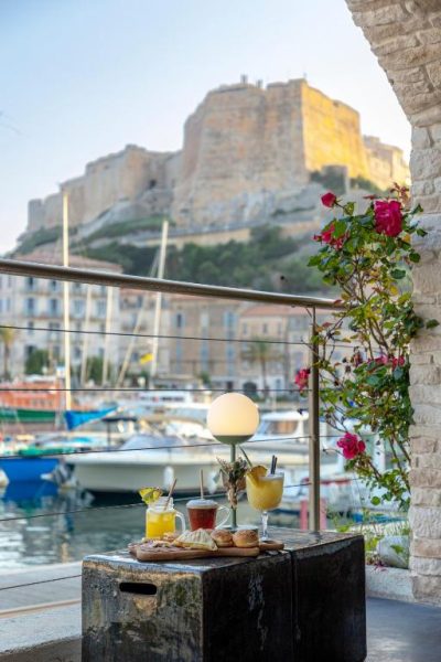 Terraza del Hotel Solemare con desayuno y vistas al puerto y ciudadela de Bonifacio