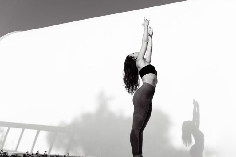 Sesión de yoga al aire libre en la terraza del Astro Palace Hotel & Suites con vistas panorámicas