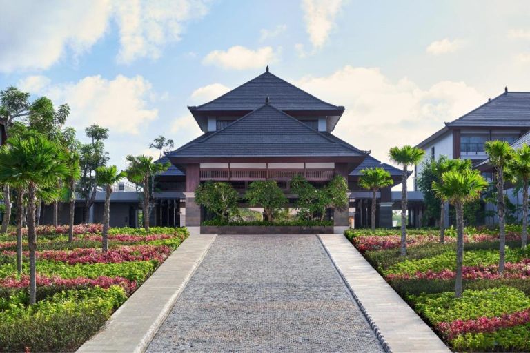 Entrada principal con jardines tropicales y camino empedrado del Marriott's Bali Nusa Dua Terrace