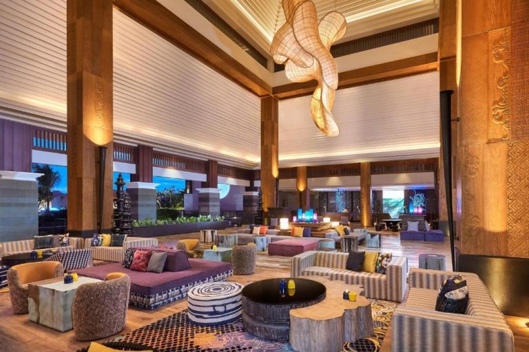 Amplio lobby lounge con sofás coloridos y lámparas artesanales en Marriott's Bali Nusa Dua Terrace