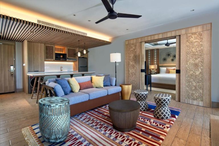 Suite con salón moderno, cocina americana y dormitorio en Marriott's Bali Nusa Dua Terrace