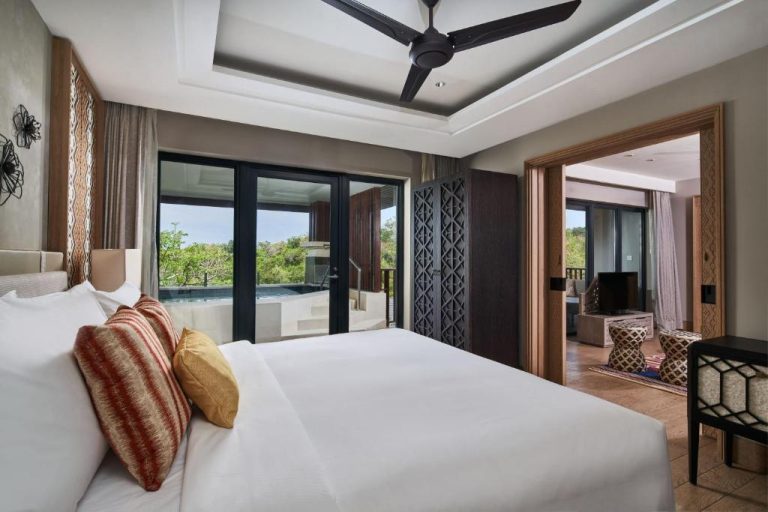Habitación de lujo con cama king y acceso a piscina privada en Marriott's Bali Nusa Dua Terrace