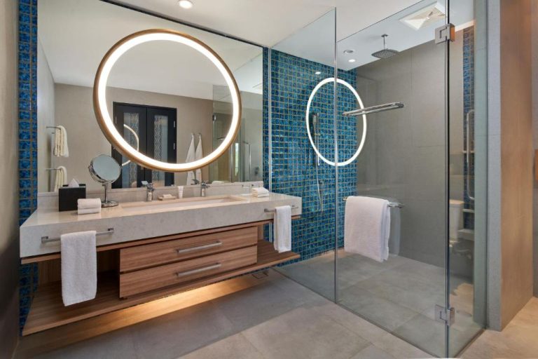 Baño de lujo con ducha de cristal y mosaicos azules en Marriott's Bali Nusa Dua Terrace