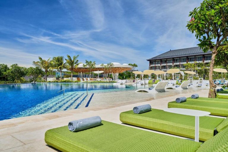Piscina exterior con tumbonas verdes y zona de relax del Marriott's Bali Nusa Dua Terrace